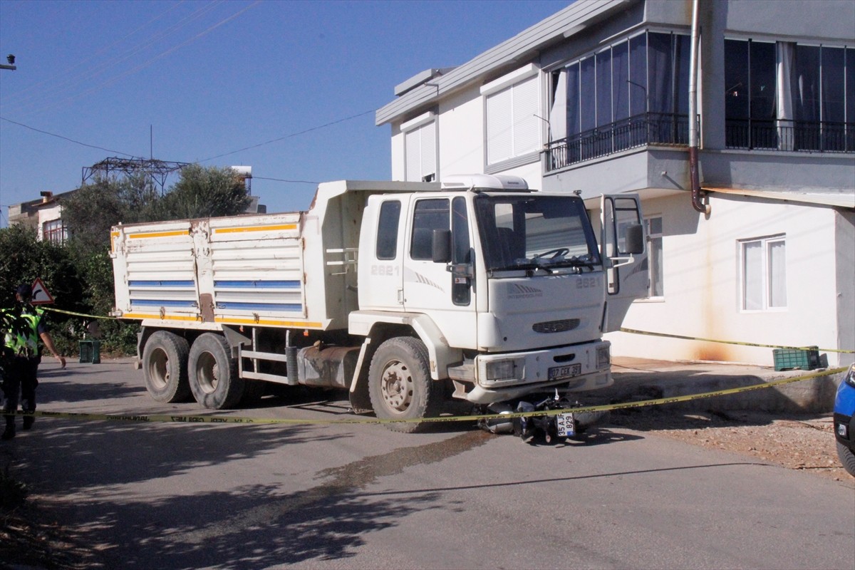 Antalya'nın Serik ilçesinde kamyonla çarpışan motosikletin sürücüsü öldü. Kaza yerine sağlık ve...