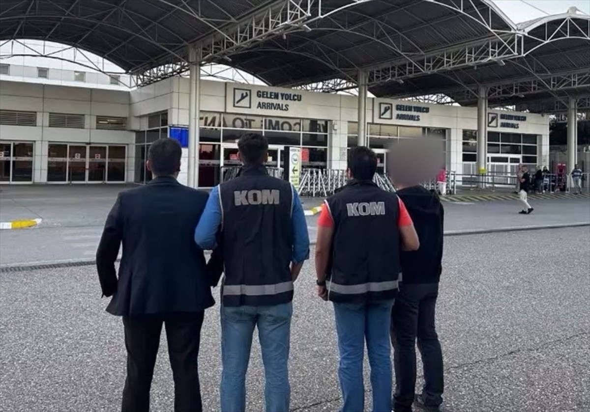 Antalya Emniyet Müdürlüğünce düzenlenen operasyonda imha edilmesi gereken malzemeleri zimmetlerine...