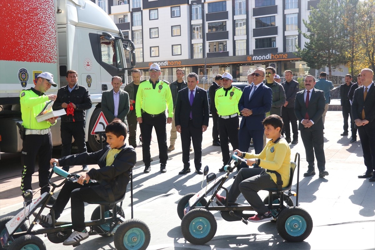 Ardahan'da çocuklar, Mobil Trafik Eğitim Tırı'nda trafik kuralları hakkında bilgilendirildi....