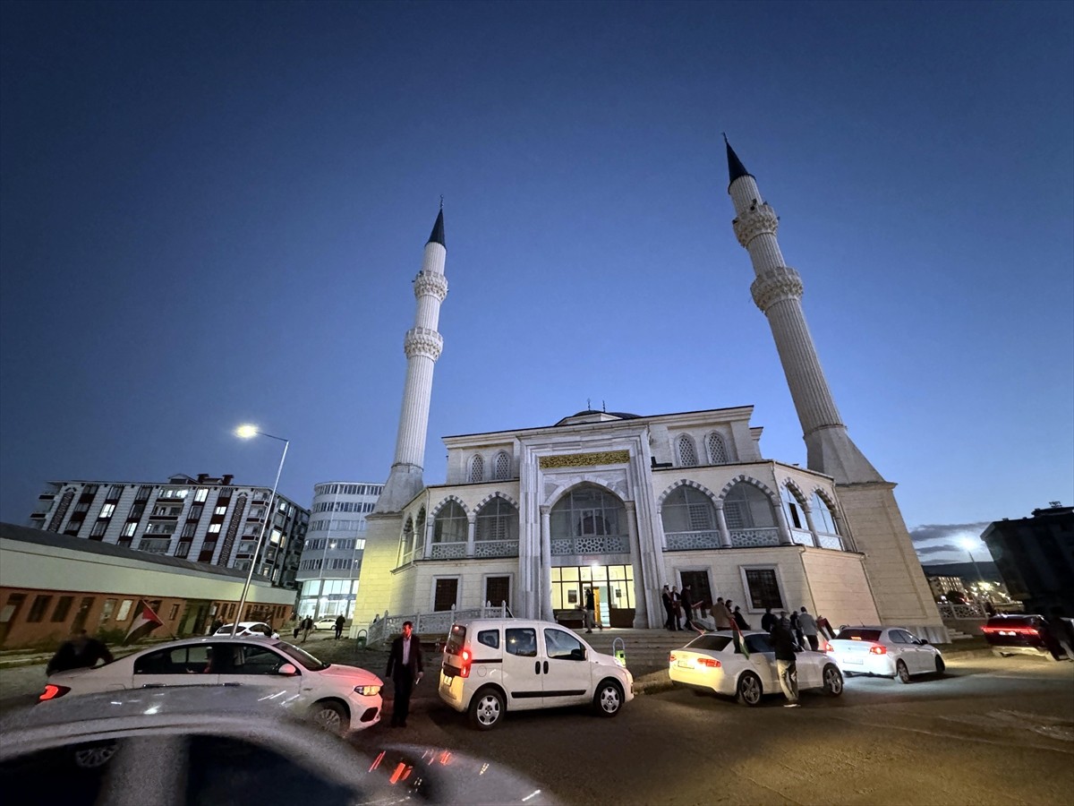 Ardahan'da Gazze'ye insani yardım ulaştırmak için yola çıkan ve İsrail'in saldırısına uğrayan...