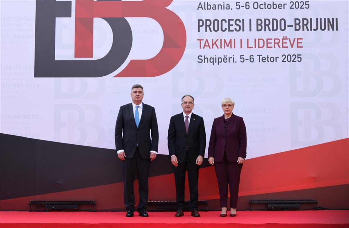 Arnavutluk'un batısındaki Kavaje şehrinde "Brdo-Brijuni Süreci" Liderler Zirvesi düzenlendi. Batı...