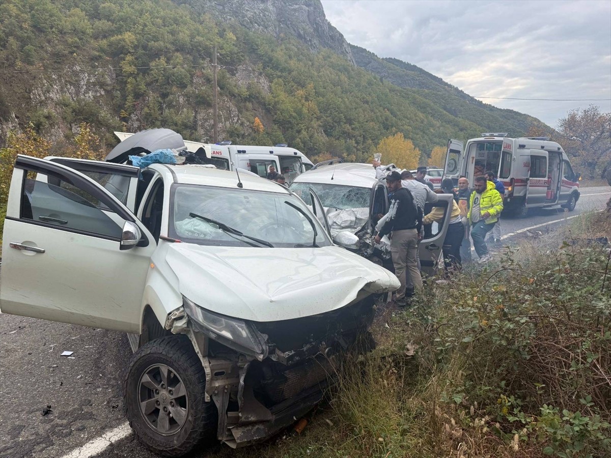 Artvin'in Şavşat ilçesinde üç aracın karıştığı trafik kazasında 4 kişi yaralandı. Bölgeye 112 Acil...