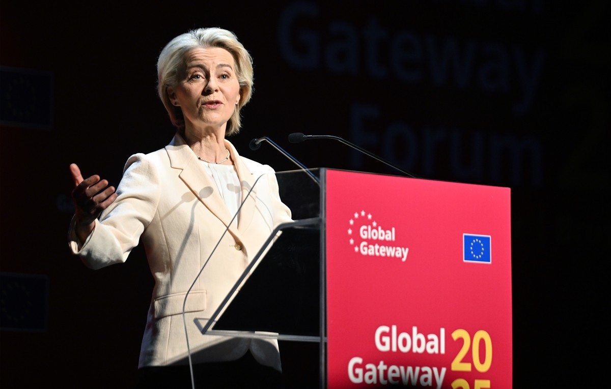 Avrupa Birliği (AB) Komisyonu Başkanı Ursula von der Leyen,   Brüksel'de düzenlenen İkinci Küresel...