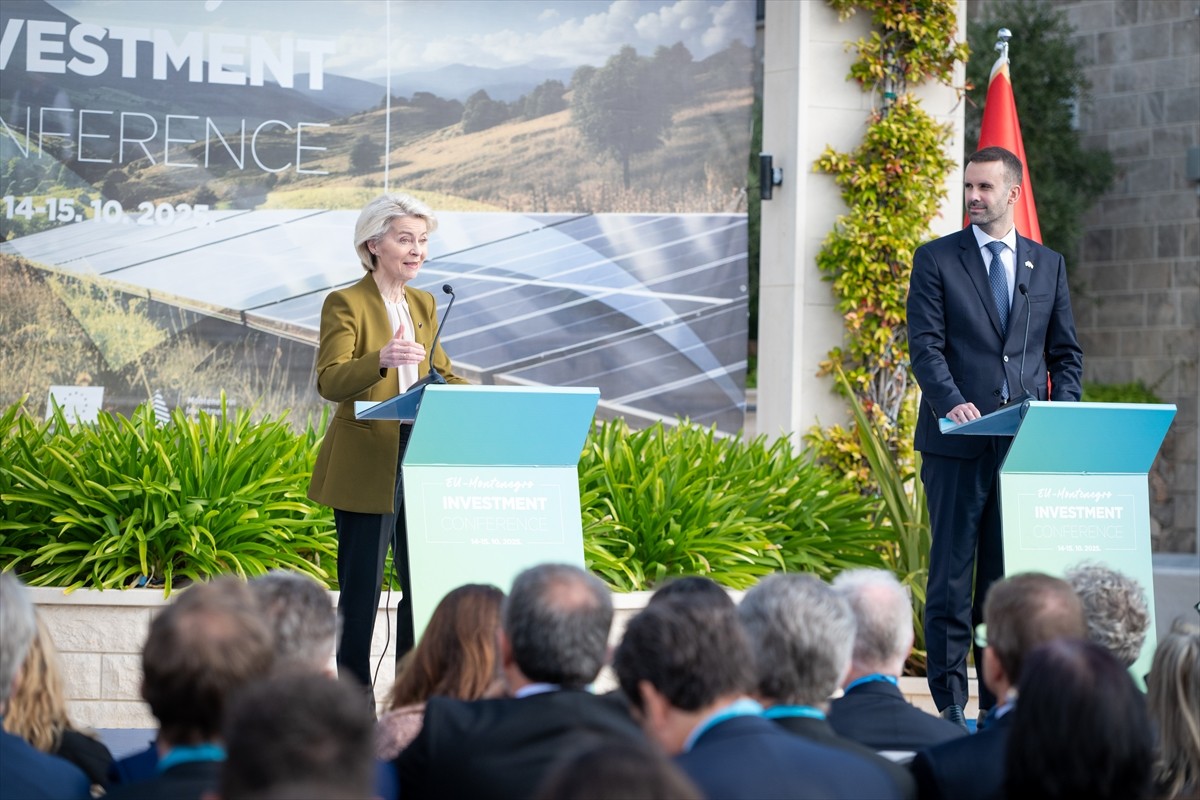 Avrupa Birliği (AB) Komisyonu Başkanı Ursula von der Leyen (solda), Karadağ’ın Tivat kentinde...