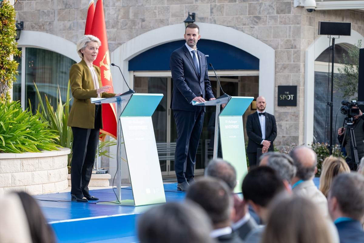 Avrupa Birliği (AB) Komisyonu Başkanı Ursula von der Leyen (solda), Karadağ’ın Tivat kentinde...