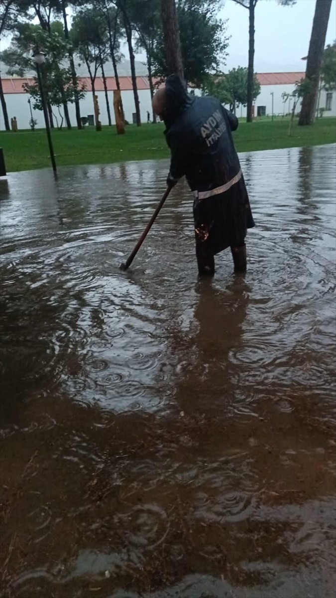 Aydın'da sağanağın etkisiyle Aydın-Denizli kara yoluna kadar gelen çamur nedeniyle trafikte aksama...