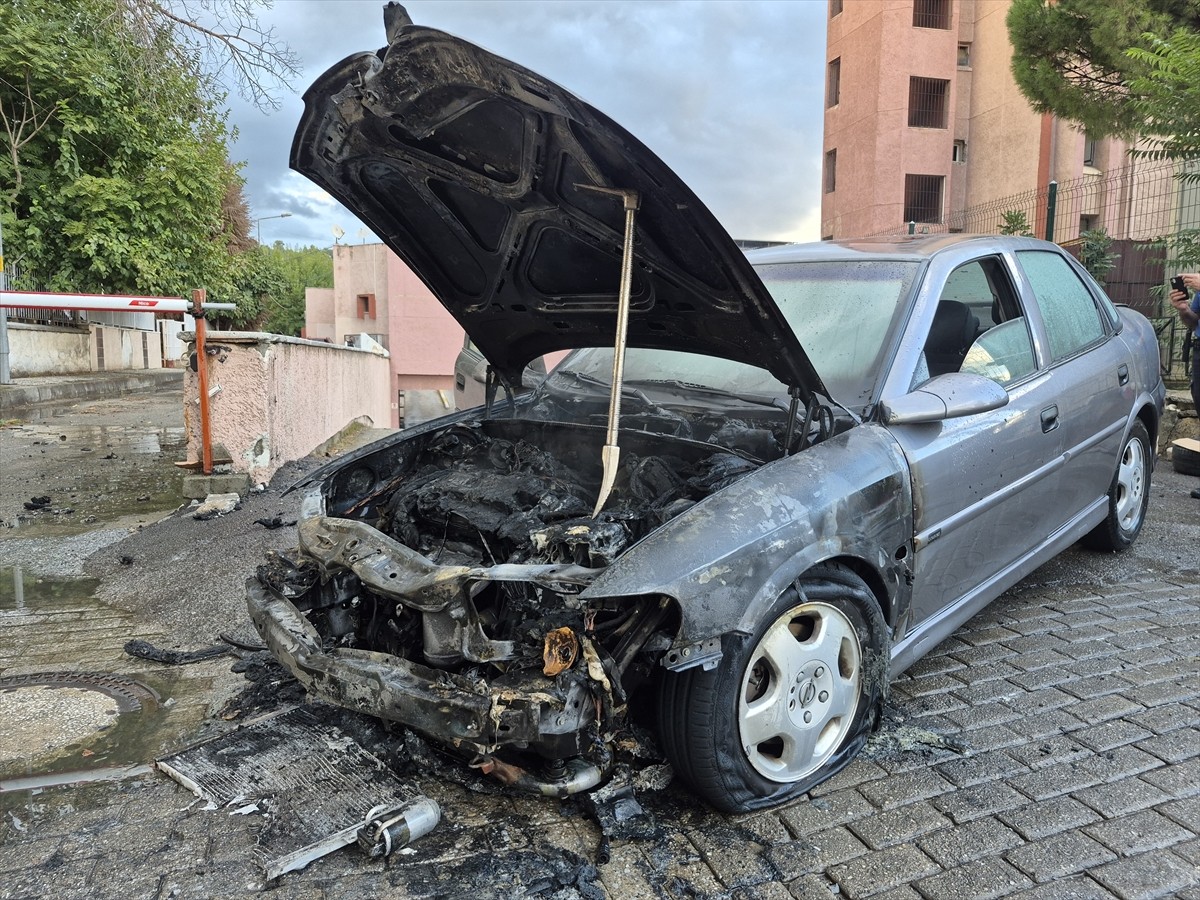 Aydın'ın Efeler ilçesinde seyir halindeki otomobilde çıkan yangın itfaiye ekiplerinin...