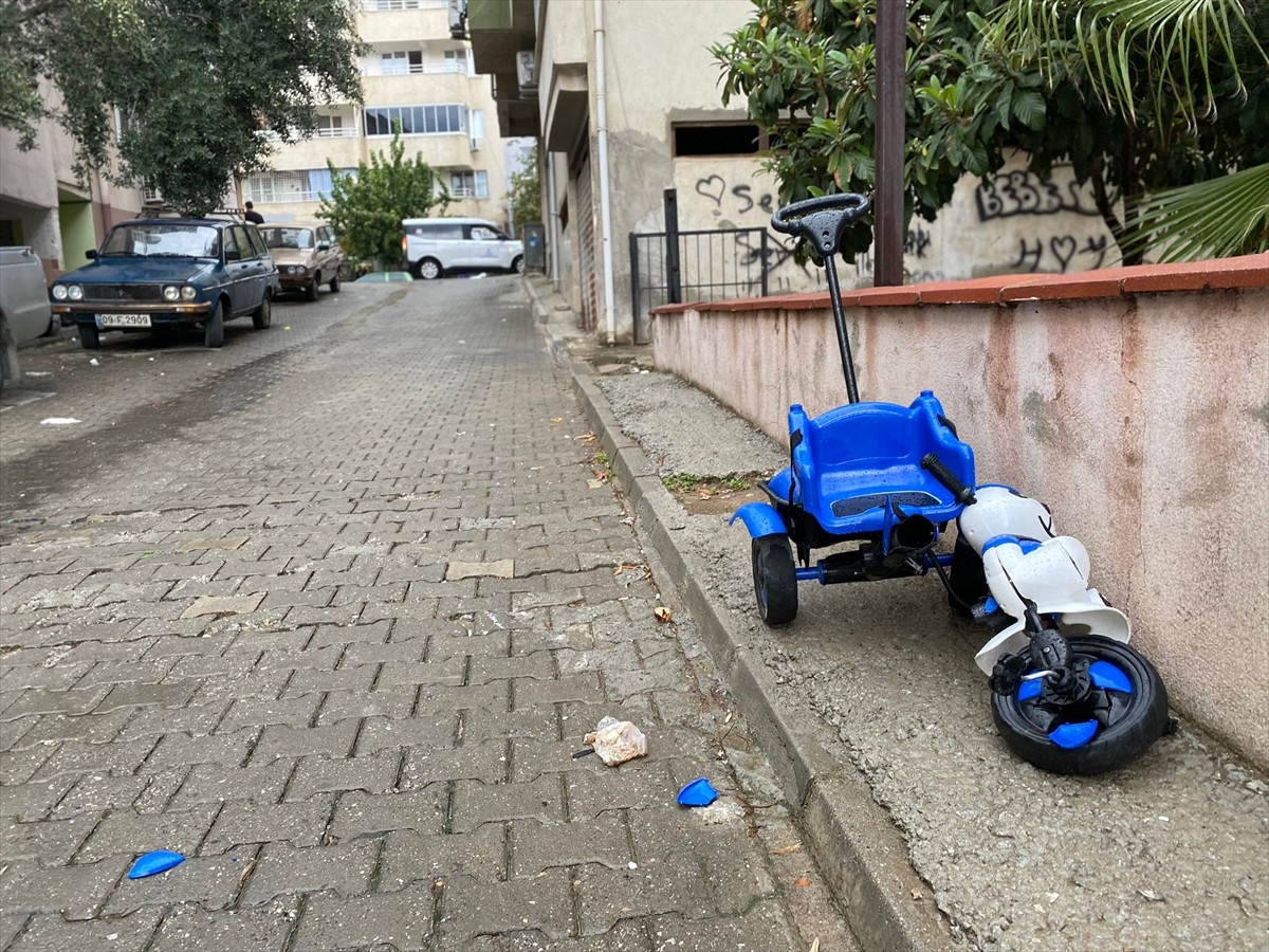Aydın'ın Kuyucak ilçesinde 4 yaşındaki torununu kurtarmak isterken otomobilin altında kalan kadın...