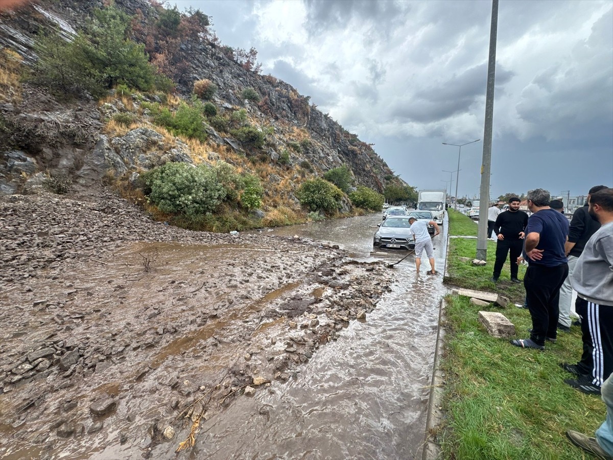 Aydın'ın Söke ilçesinde toprak kayması sonucu Aydın-Söke kara yoluna dökülen çamur trafiği...