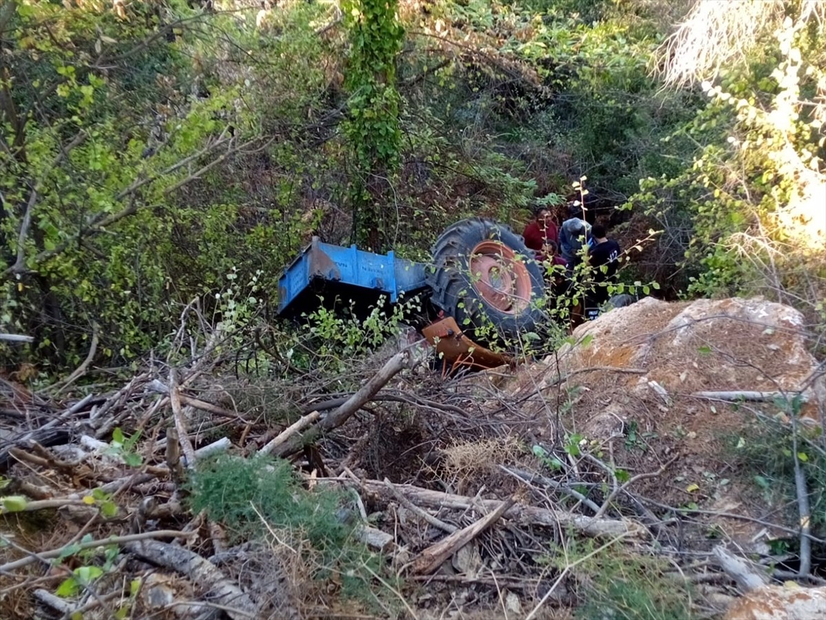 Aydın’ın Bozdoğan ilçesinde, şarampole devrilen traktörün altında kalan sürücü hayatını...
