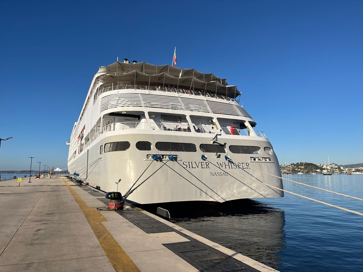Bahamalar bayraklı "Silver Whisper" isimli kruvaziyer, Muğla'nın Bodrum ilçesine 340 turist...