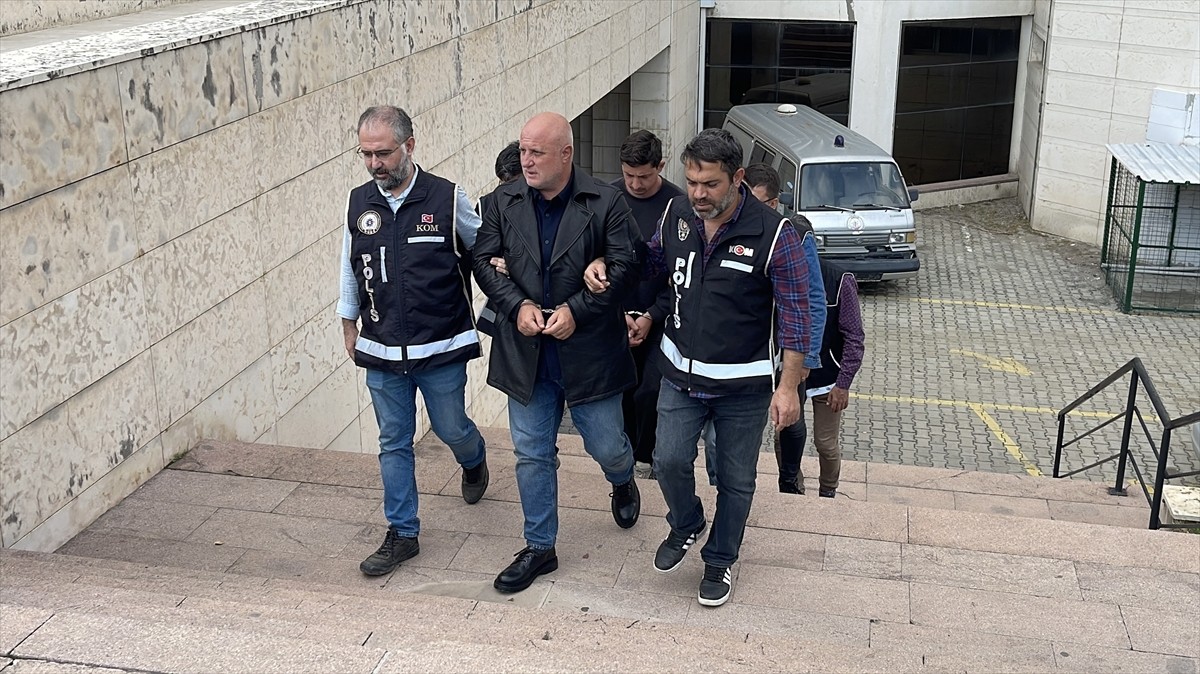 Balıkesir'in Edremit ilçesinde, 3 kişiyi öldürüp 2'si polis 7 kişiyi yaraladıktan sonra polis...