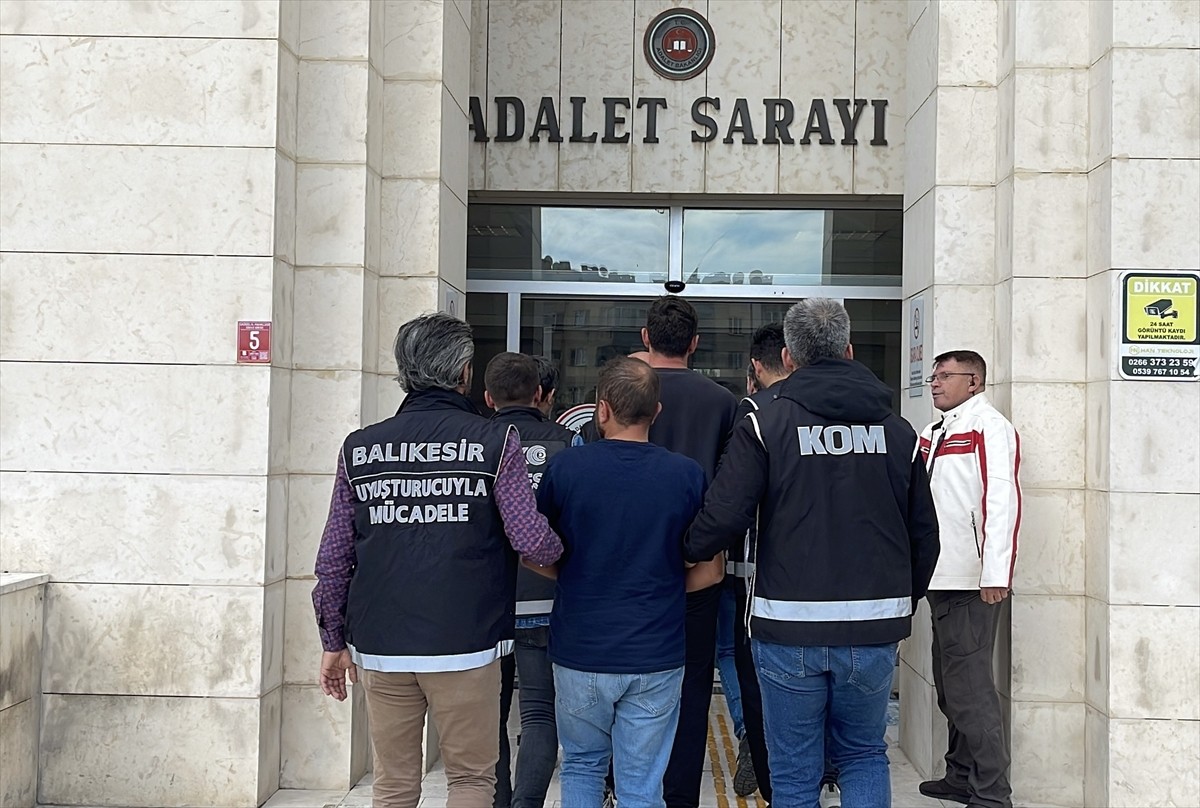 Balıkesir'in Edremit ilçesinde, 3 kişiyi öldürüp 2'si polis 7 kişiyi yaraladıktan sonra polis...