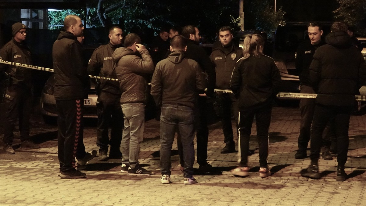 Balıkesir'in Edremit ilçesinde bir kişi evinde silahla vurularak öldürülmüş halde bulundu. İhbar...