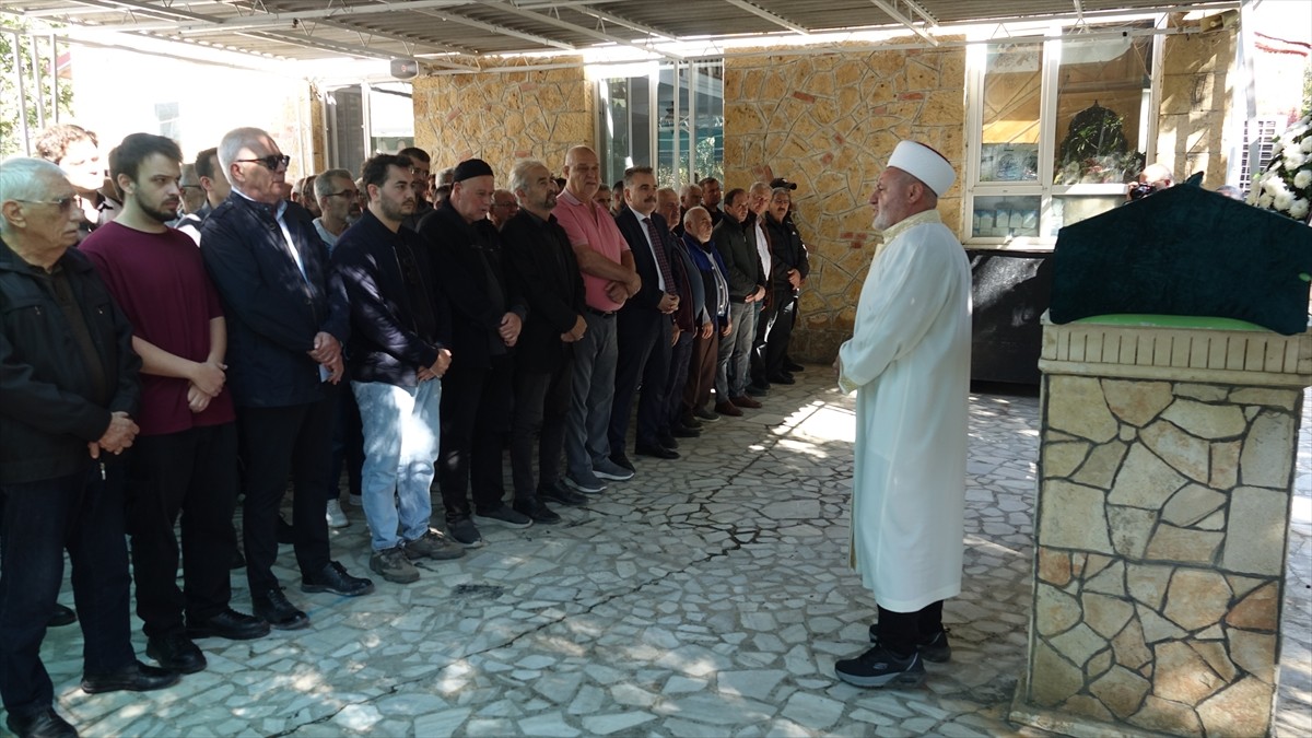 Balıkesir'in Edremit ilçesinde cezaevi firarisi Mustafa Emlik tarafından tabancayla vurularak...