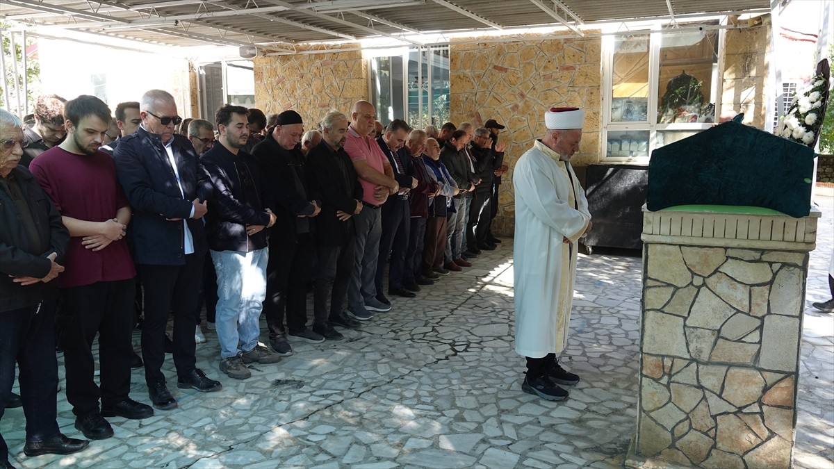 Balıkesir'in Edremit ilçesinde cezaevi firarisi Mustafa Emlik tarafından tabancayla vurularak...