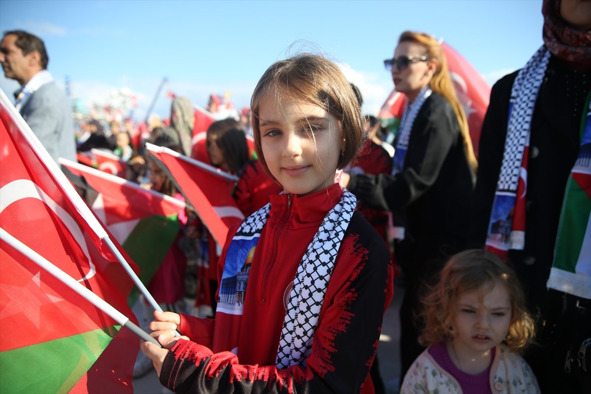 Balıkesir'in Erdek ilçesinde Türk ve Filistin bayraklarıyla denize açılan tekneler Gazze'ye insani...