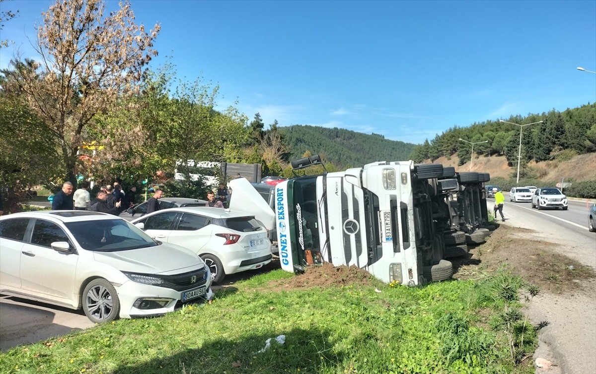 Balıkesir'in merkez Karesi ilçesinde devrilen ayçiçeği yağı yüklü tanker, park halindeki 7 araçta...