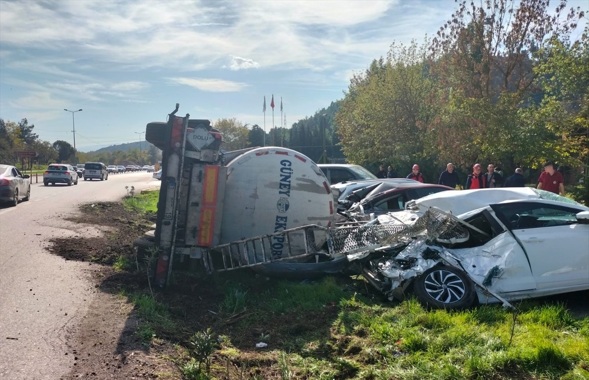 Balıkesir'in merkez Karesi ilçesinde devrilen ayçiçeği yağı yüklü tanker, park halindeki 7 araçta...