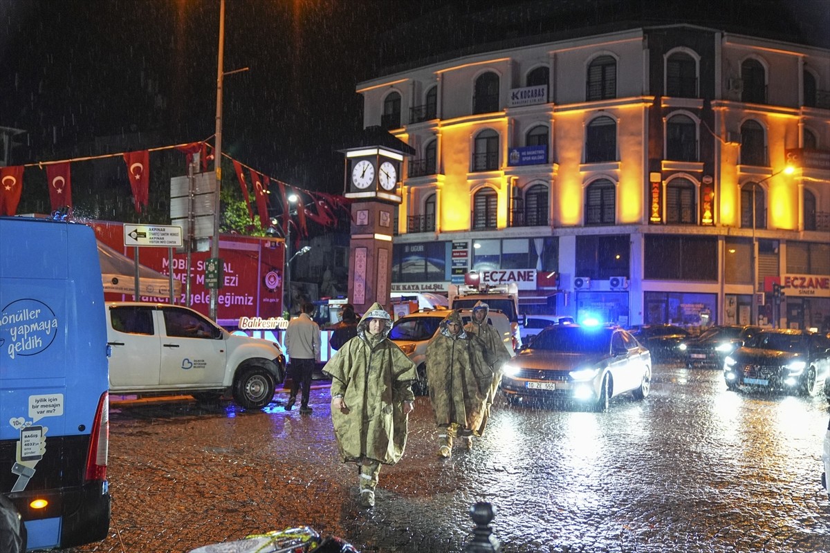 Balıkesir'in Sındırgı ilçesinde 6,1 büyüklüğündeki depremin ardından başlayan sağanak, çalışmaları...