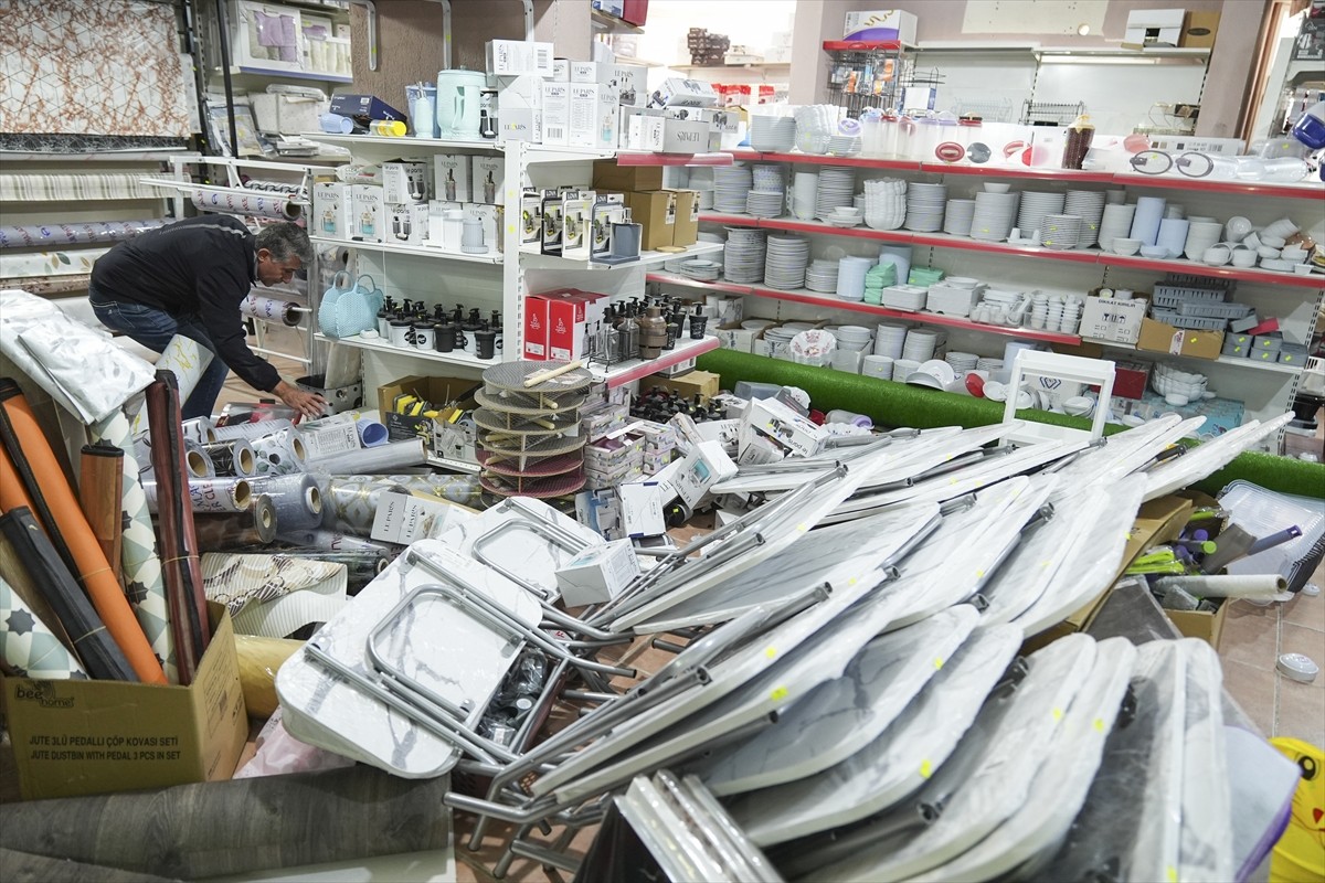 Balıkesir'in Sındırgı ilçesinde dün meydana gelen 6,1 büyüklüğündeki depremde iş yerleri yıkılan...