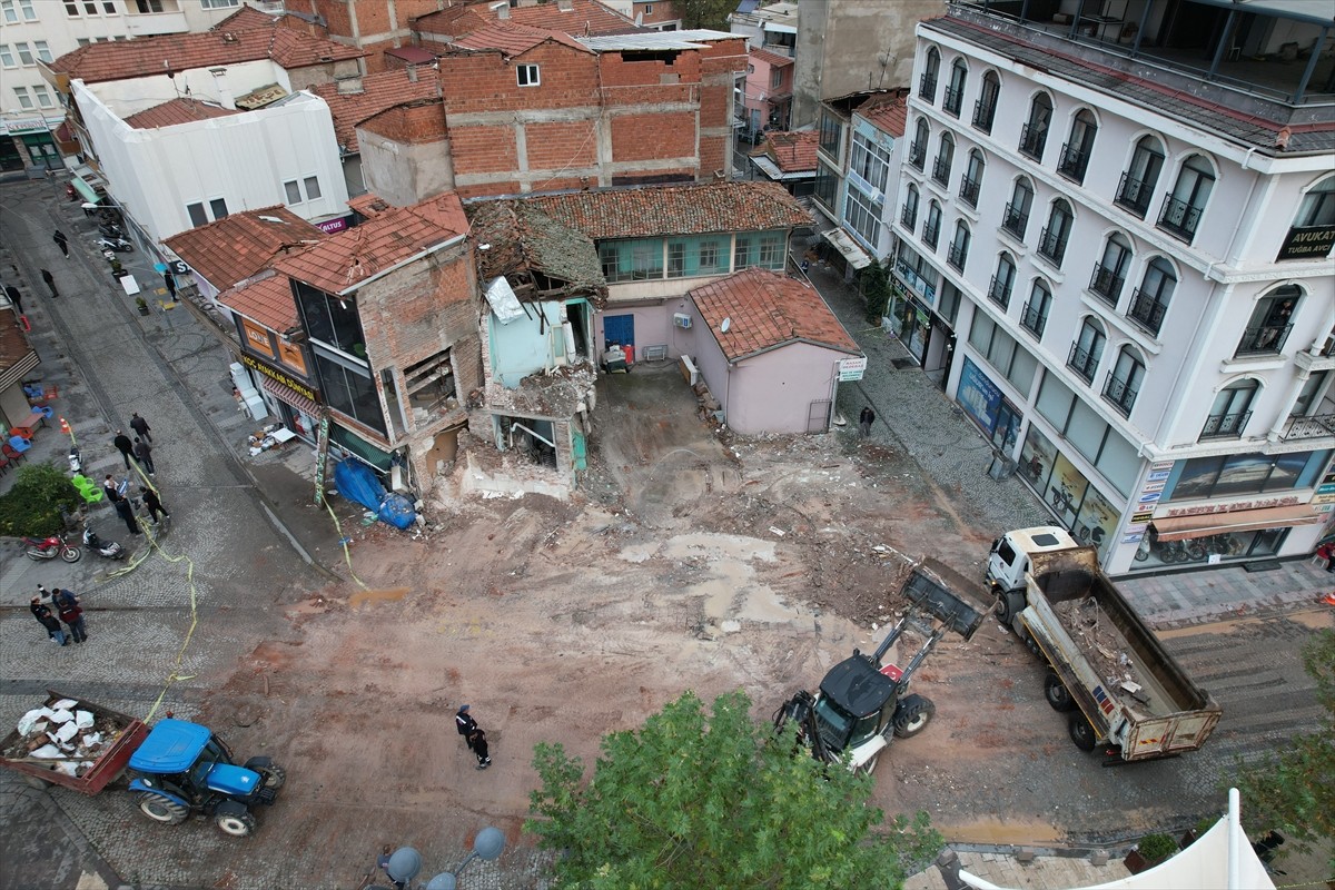 Balıkesir'in Sındırgı ilçesinde dün meydana gelen 6,1 büyüklüğündeki depremde yıkılan iş yerinin...