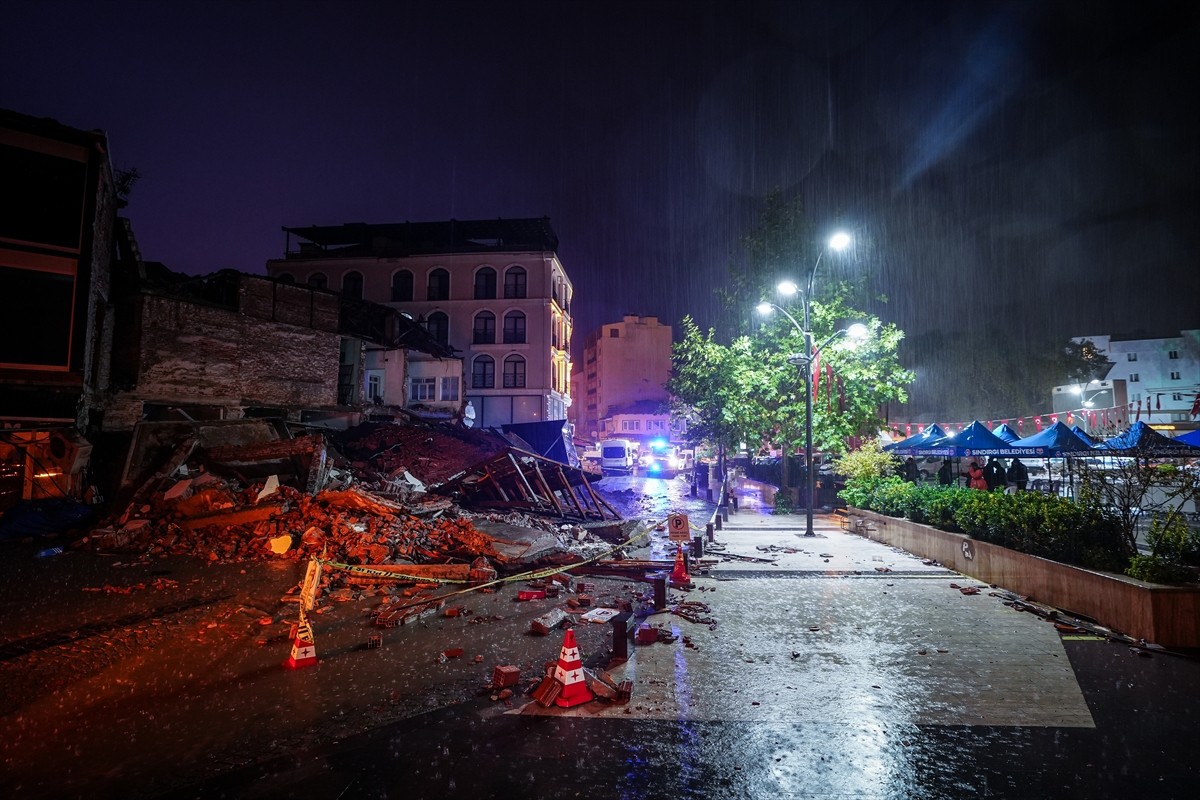 Balıkesir'in Sındırgı ilçesinde saat 22.48'de 6,1 büyüklüğünde deprem meydana geldi. Depremin...