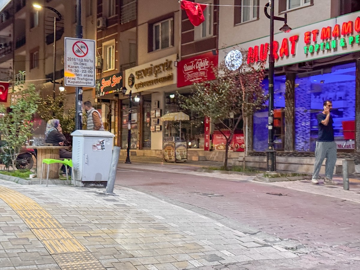 Balıkesir'in Sındırgı ilçesinde saat 22.48'de 6,1 büyüklüğünde deprem meydana geldi. İzmir'de kent...