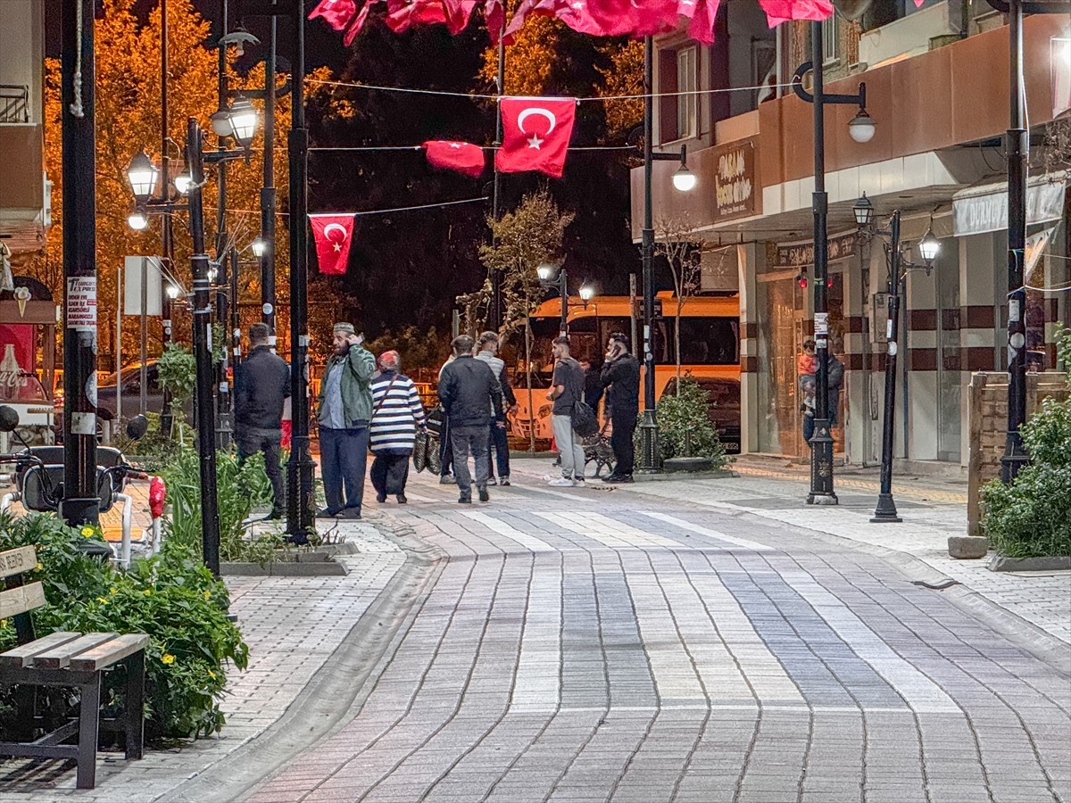 Balıkesir'in Sındırgı ilçesinde saat 22.48'de 6,1 büyüklüğünde deprem meydana geldi. İzmir'de kent...