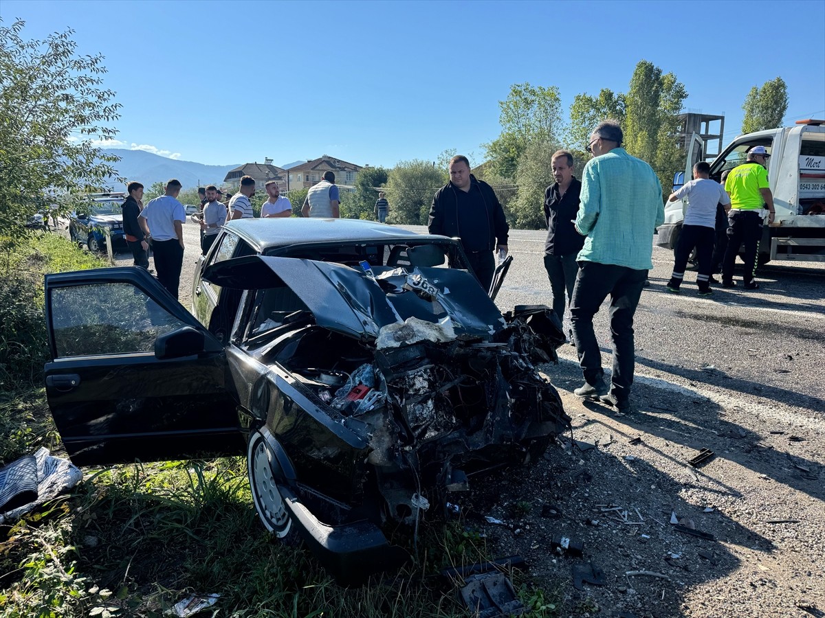  Bartın'da iki otomobille traktörün çarpışması sonucu 4 kişi yaralandı.