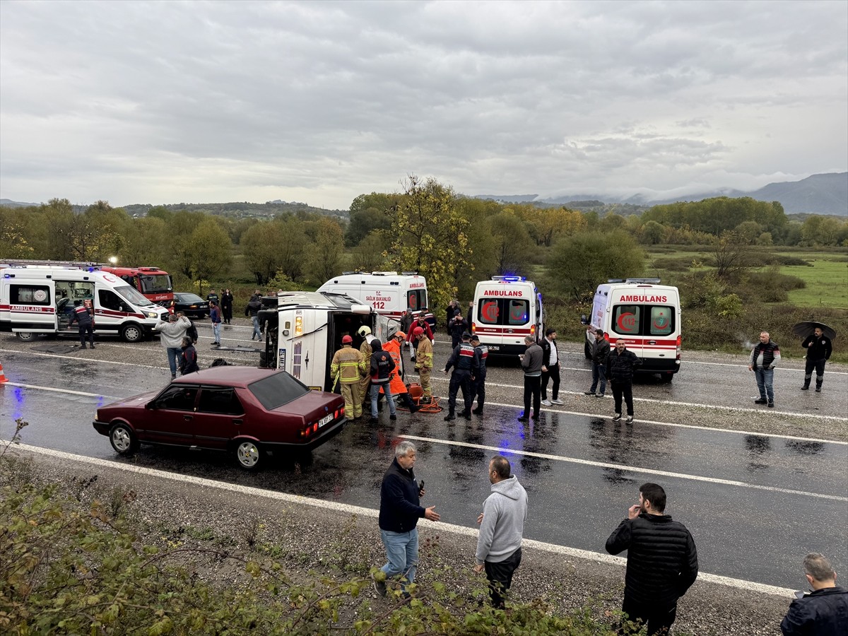 Bartın'da işçi servisinin devrilmesi sonucu 1 kişi hayatını kaybetti, 19 kişi yaralandı.