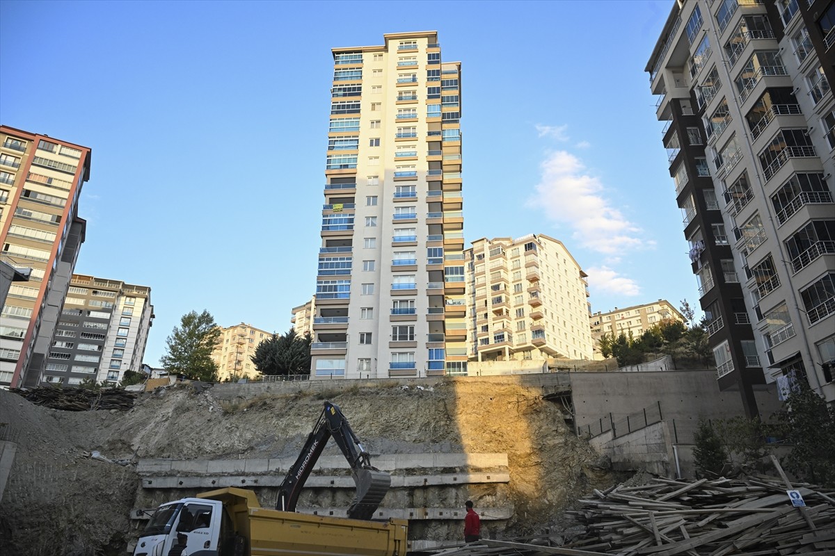 Başkent Ankara'da Mamak İlçesi Duralı Aliç Mahallesi 981. Sokak'ta bir inşaatın temel kazma...