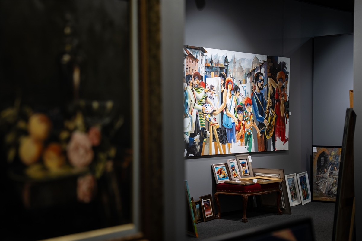 Başkentte, yerli ve yabancı sanatçıların eserlerinden oluşan 74 tablo, düzenlenen müzayede ile...