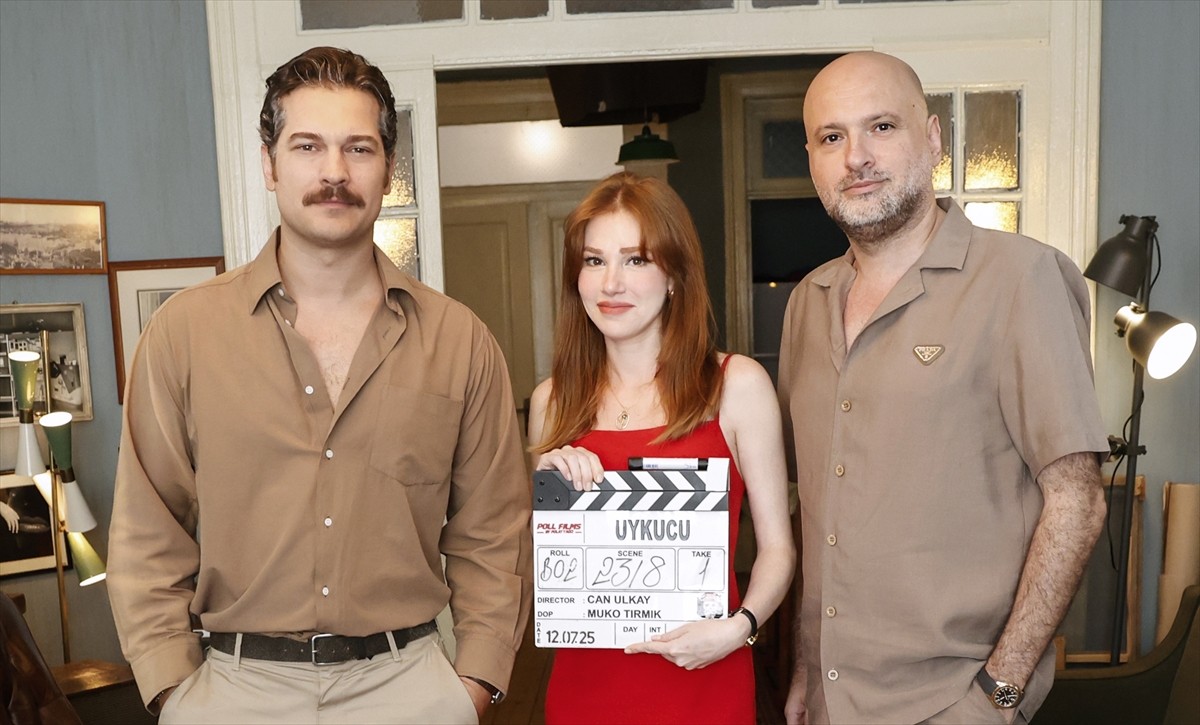 Başrollerini Çağatay Ulusoy (solda) ve Elçin Sangu'nun (ortada) paylaştığı "Uykucu" filmi, 29...