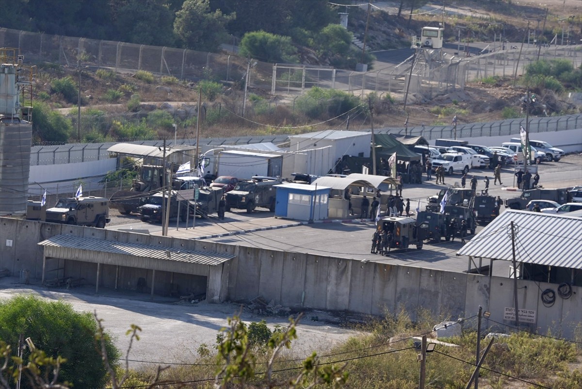 Batı Şeria’daki Ramallah kentinin batısında yer alan Ofer Askeri Hapishanesi çevresinde, takas...