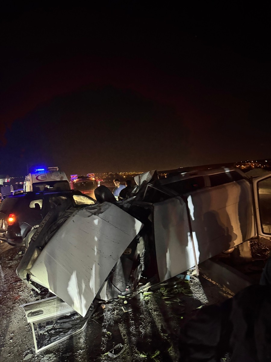 Batman'da iki otomobilin çarpışması sonucu 1 kişi öldü, 9 kişi yaralandı.