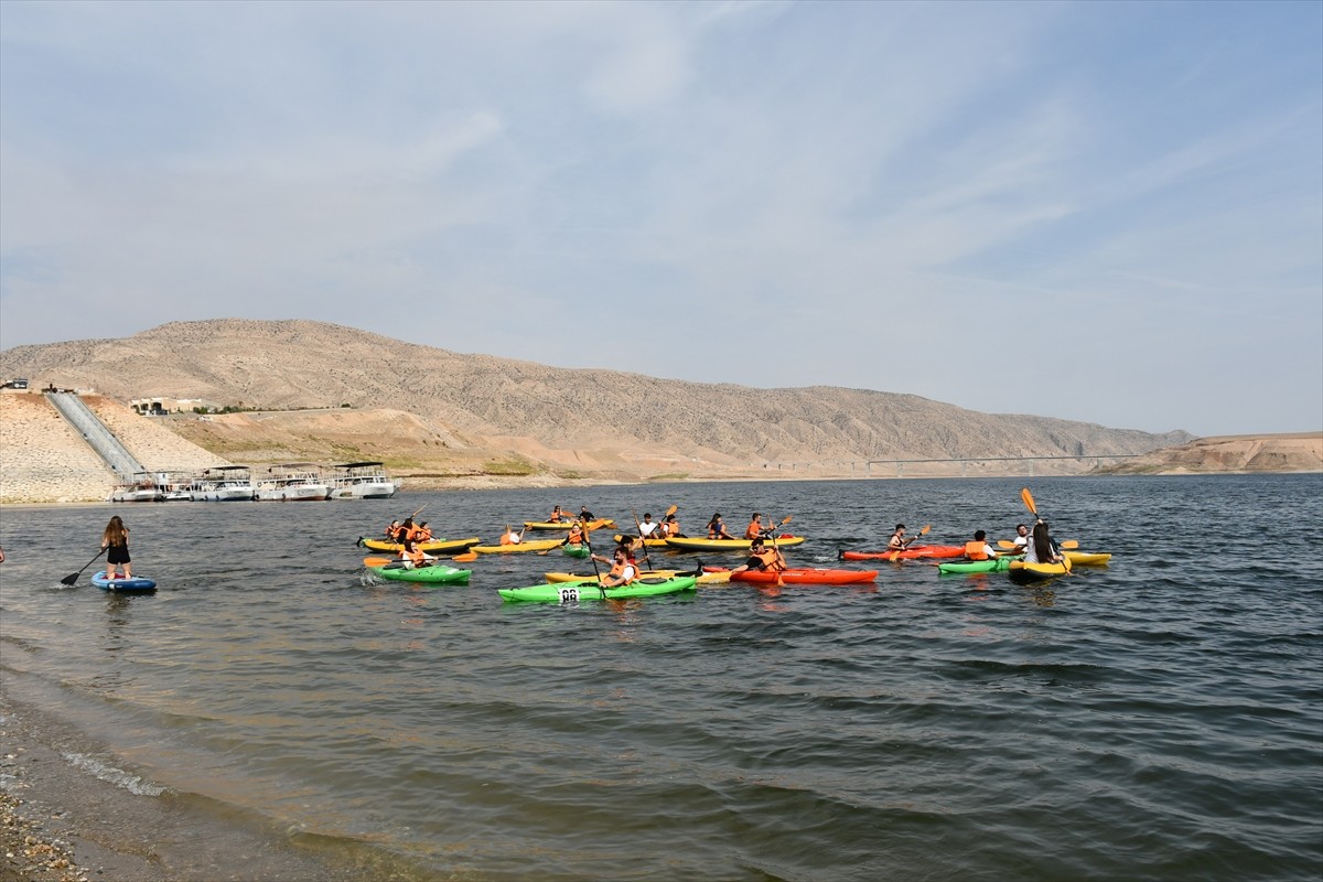 Batman Üniversitesi tarafından tarihi Hasankeyf ilçesinde üniversite öğrencilerine yönelik kano ve...