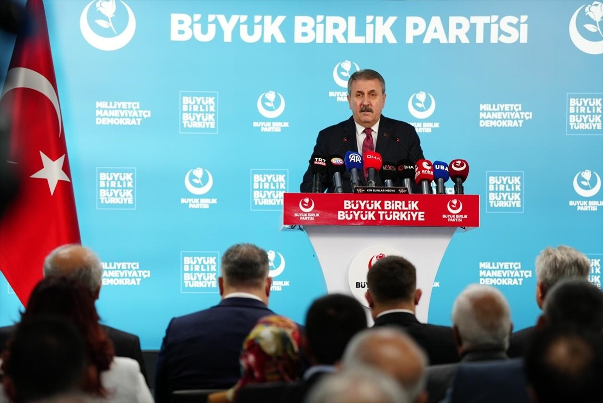 BBP Genel Başkanı Mustafa Destici, partisinin genel merkezinde düzenlediği basın toplantısında...