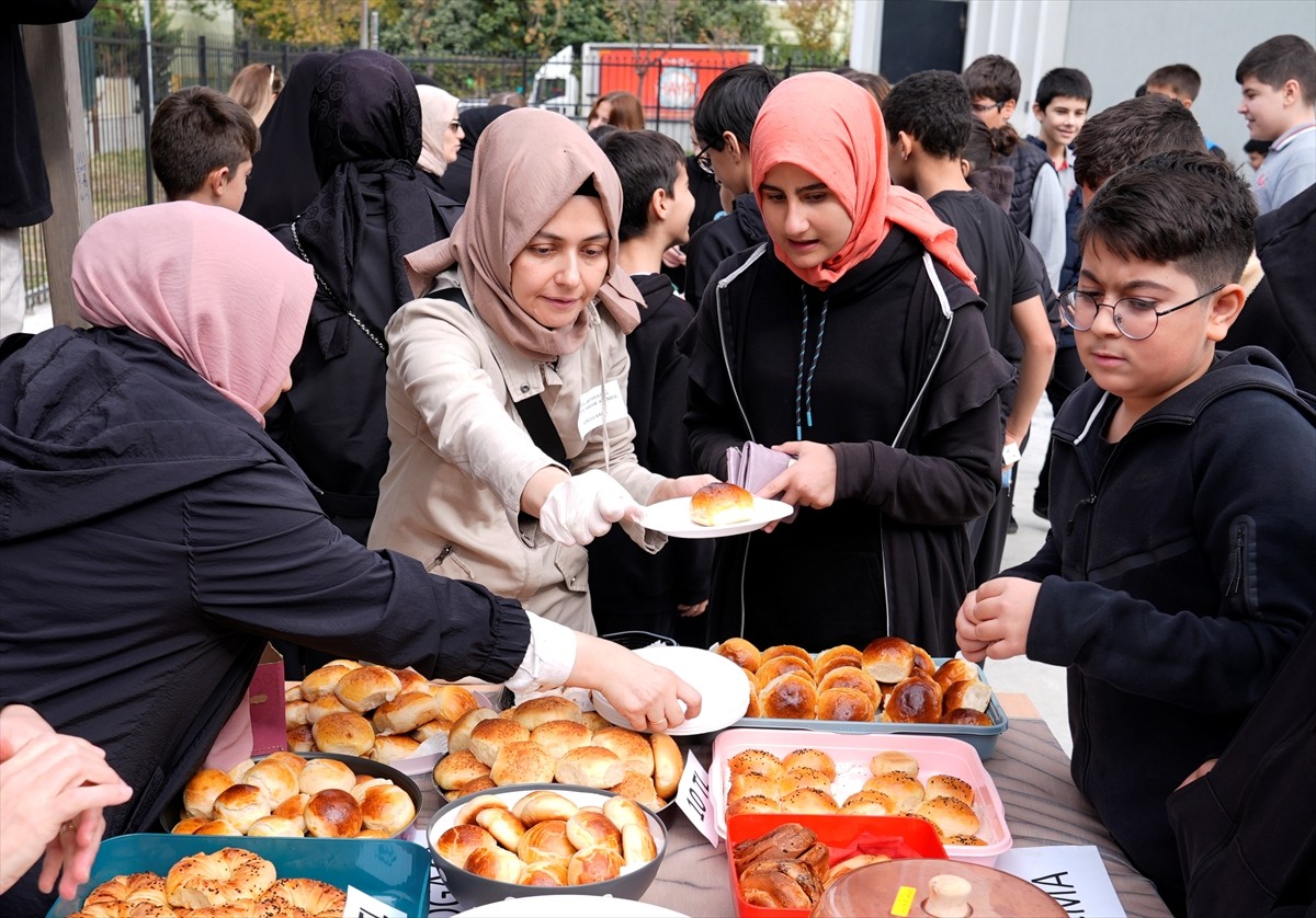 Beylikdüzü 4 Eylül Ortaokulu'nda öğretmenler, öğrenciler ve veliler, gelirini Filistinli çocuklara...