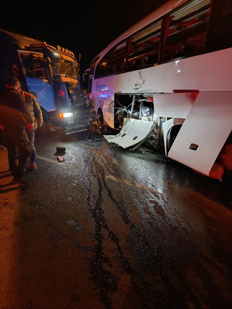 Bilecik'in Bozüyük ilçesinde tur otobüsü ile tırın çarpışması sonucu 20 kişi yaralandı.
