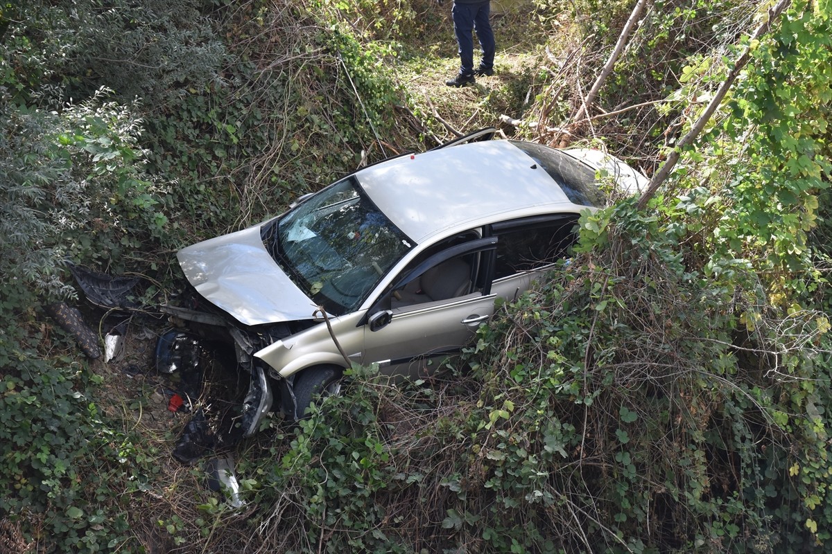 Bilecik'te tekerinin kopması sonucu dere yatağına düşen otomobildeki 2 kişi yaralandı.