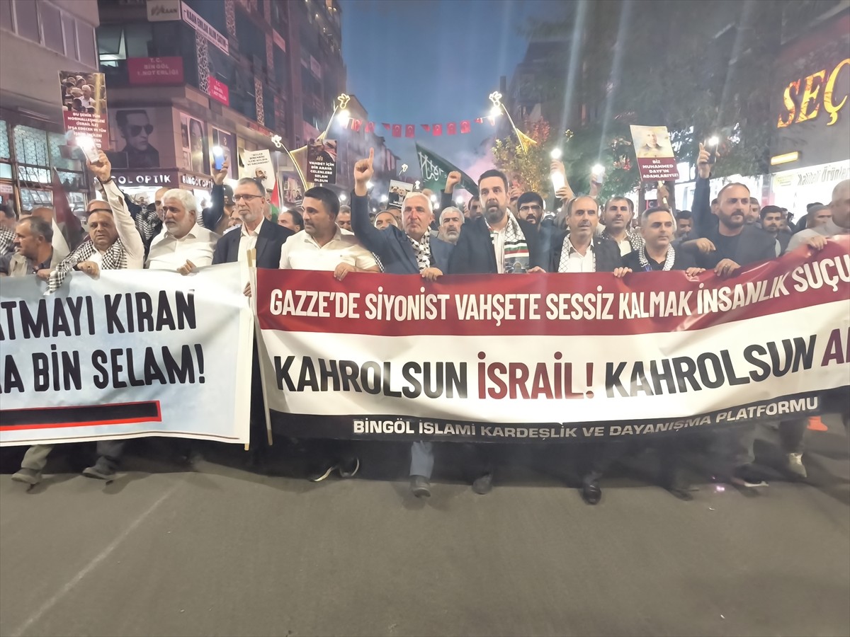 Bingöl'de İsrail'in Gazze'ye saldırılarını protesto etmek için yürüyüş düzenlendi. Katılımcılar...