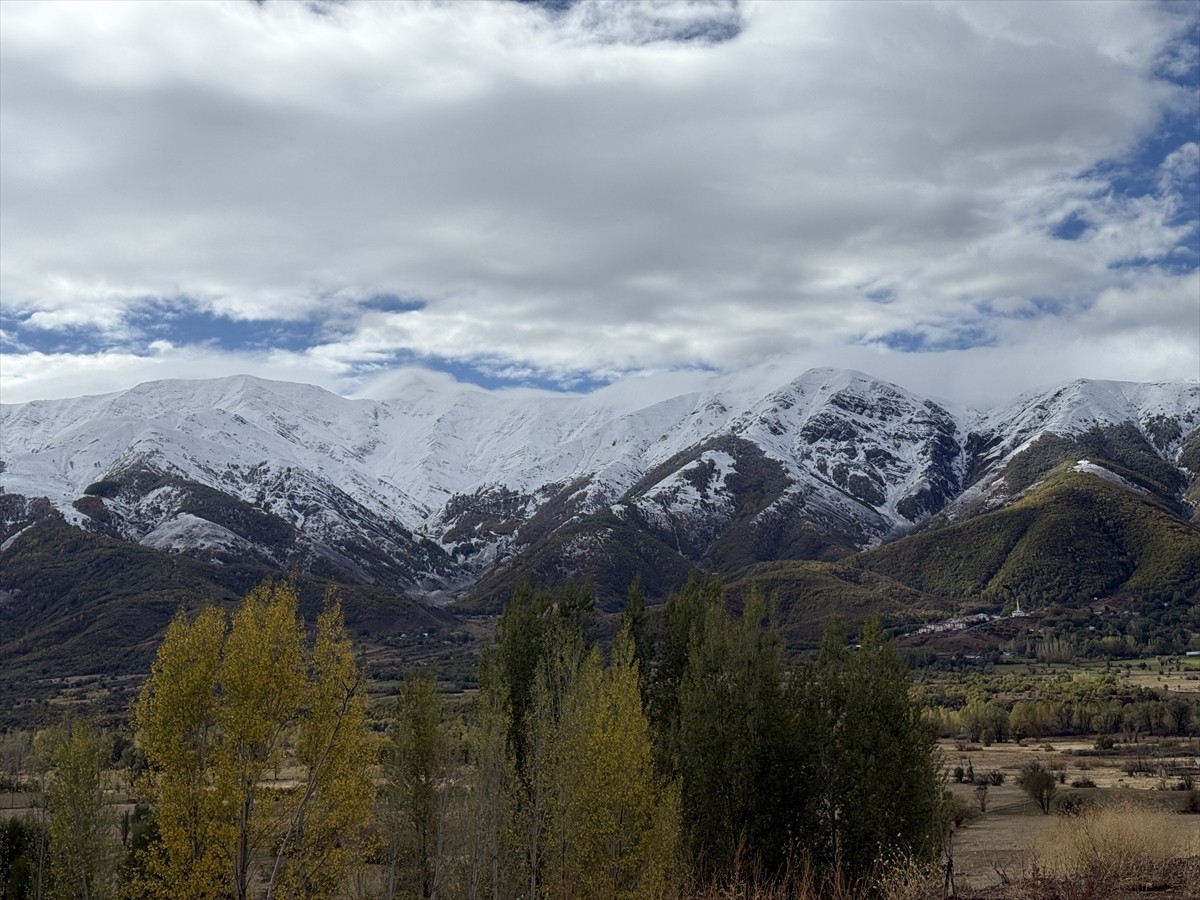 Bingöl'ün Karlıova ve Yedisu ilçelerine mevsimin ilk karı yağdı. İlçelerin yüksek kesimleri ile...