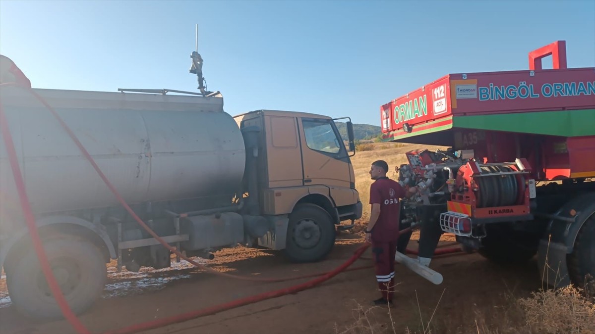 Bingöl’ün Genç ilçesinde ormanlık alanlarda çıkan yangın, ekiplerin müdahalesiyle...
