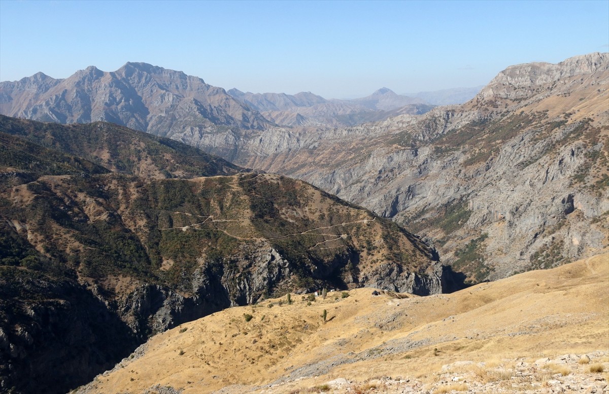Bitlis'te 1993'te terör olayları nedeniyle boşaltılan köye 2012'de dönen İsmet Akkoyun, ailesiyle...