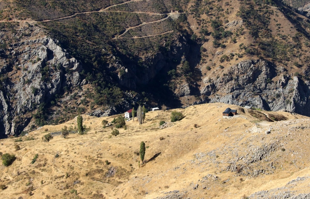 Bitlis'te 1993'te terör olayları nedeniyle boşaltılan köye 2012'de dönen İsmet Akkoyun, ailesiyle...