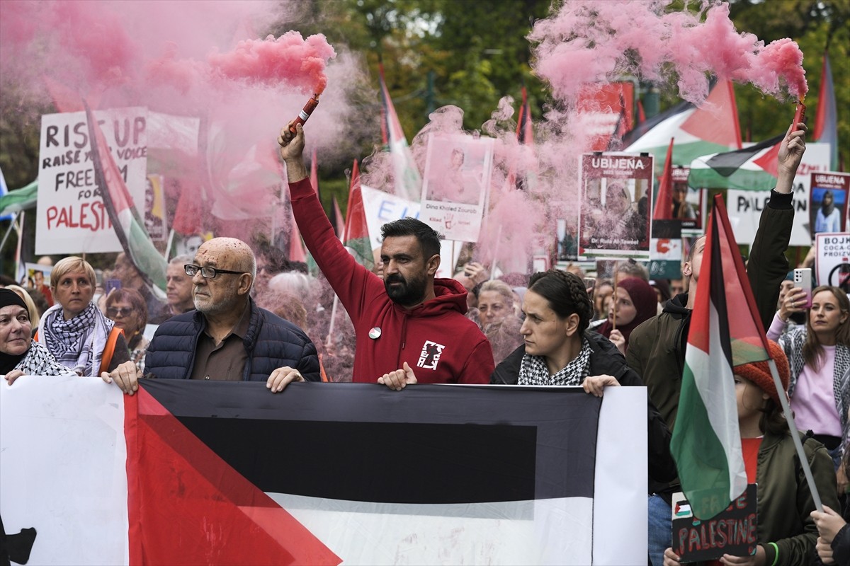 Bosna Hersek'in başkenti Saraybosna'da yüzlerce kişi, İsrail'in Gazze'deki soykırımını protesto...