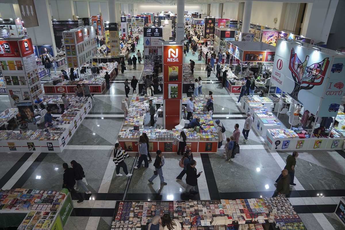 Bu yıl 22'ncisi düzenlenen Ankara Kitap Fuarı'nın üçüncü gününde vatandaşlar fuara yoğun ilgi...