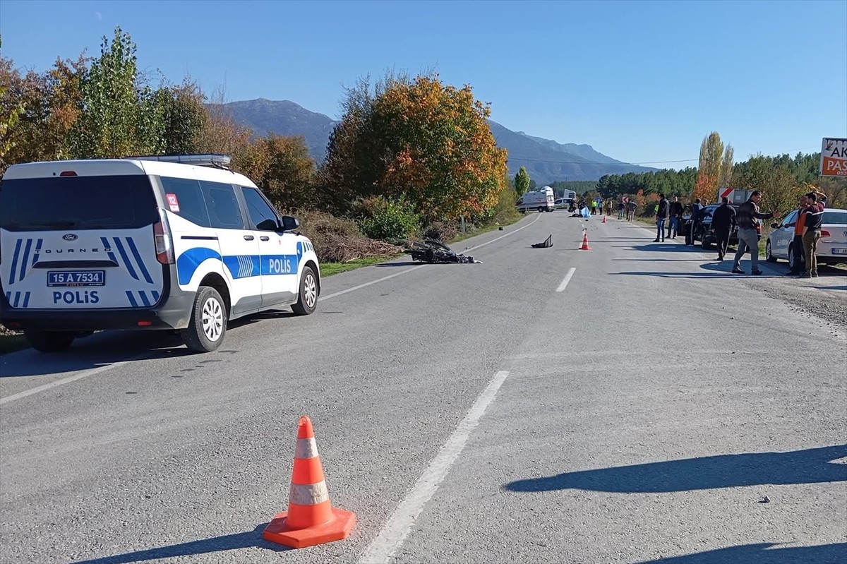 Burdur'un Gölhisar ilçesinde otomobille çarpışan motosikletin sürücüsü hayatını kaybetti, 2 kişi...