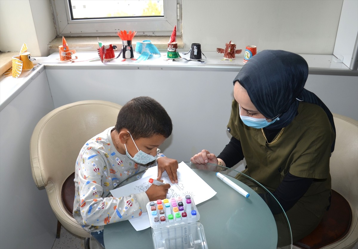 Bursa'da böbrek yetmezliği hastası 13 yaşındaki Ubeydullah Fehmi Toğay, babasından yapılan böbrek...